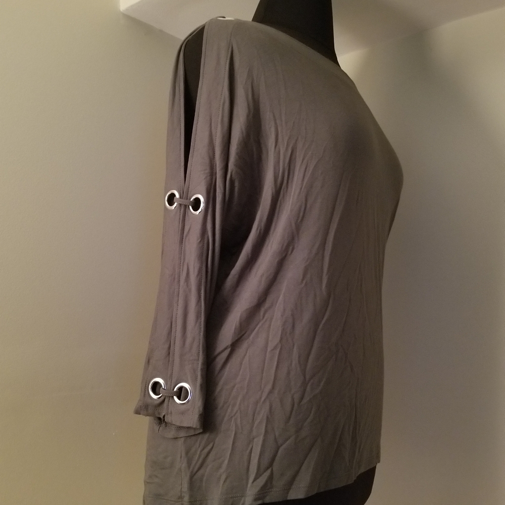 Open 3 quarter length Sleeved top